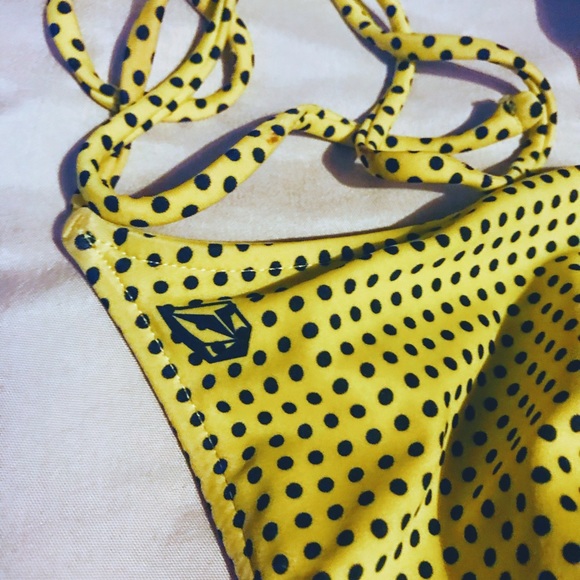 Volcom Other - Reversible Volcom triangle bikini top.